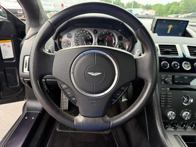 Aston Martin Vantage Vehicle Full-screen Gallery Image 17