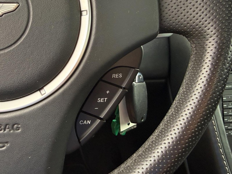 Aston Martin Vantage Vehicle Full-screen Gallery Image 19