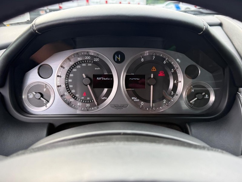 Aston Martin Vantage Vehicle Full-screen Gallery Image 20