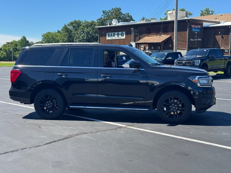 Ford Expedition Vehicle Full-screen Gallery Image 02