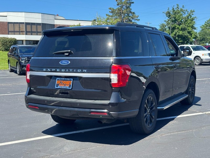 Ford Expedition Vehicle Full-screen Gallery Image 03