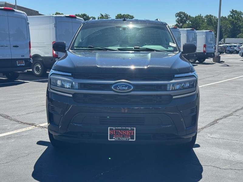 Ford Expedition Vehicle Full-screen Gallery Image 10