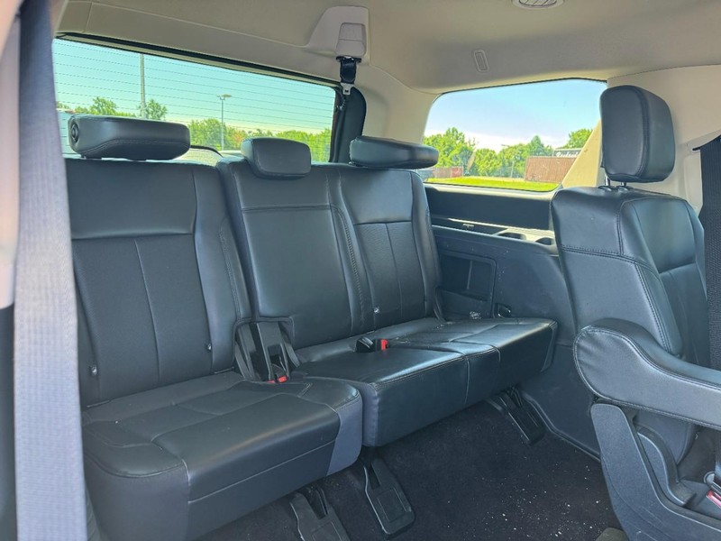 Ford Expedition Vehicle Full-screen Gallery Image 11