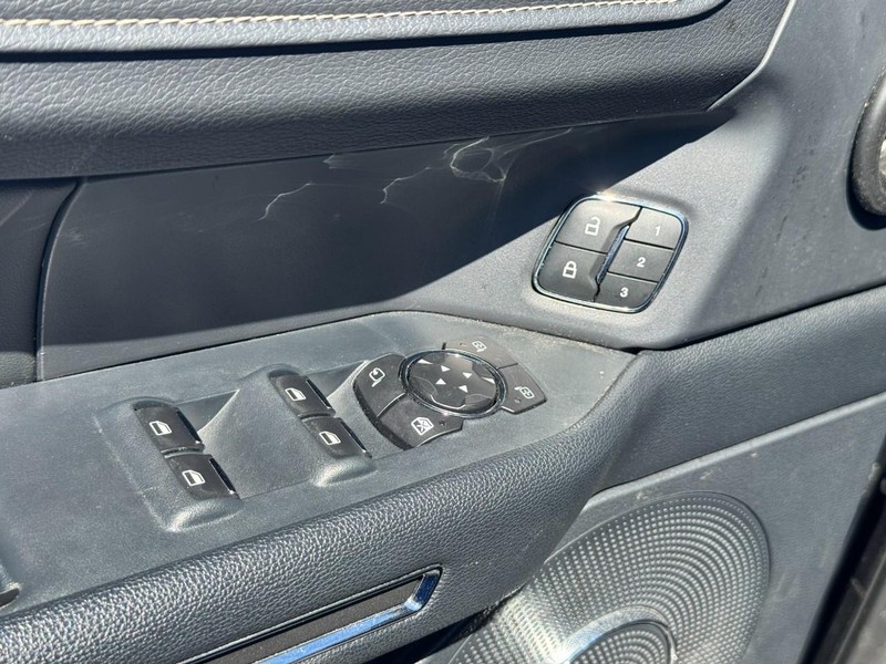 Ford Expedition Vehicle Full-screen Gallery Image 18