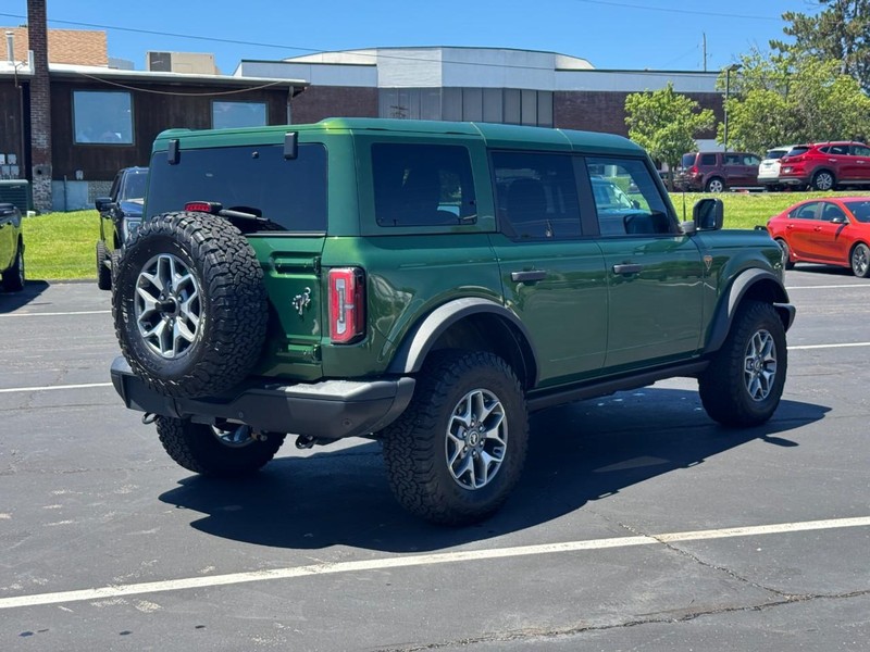 Ford Bronco Vehicle Full-screen Gallery Image 03