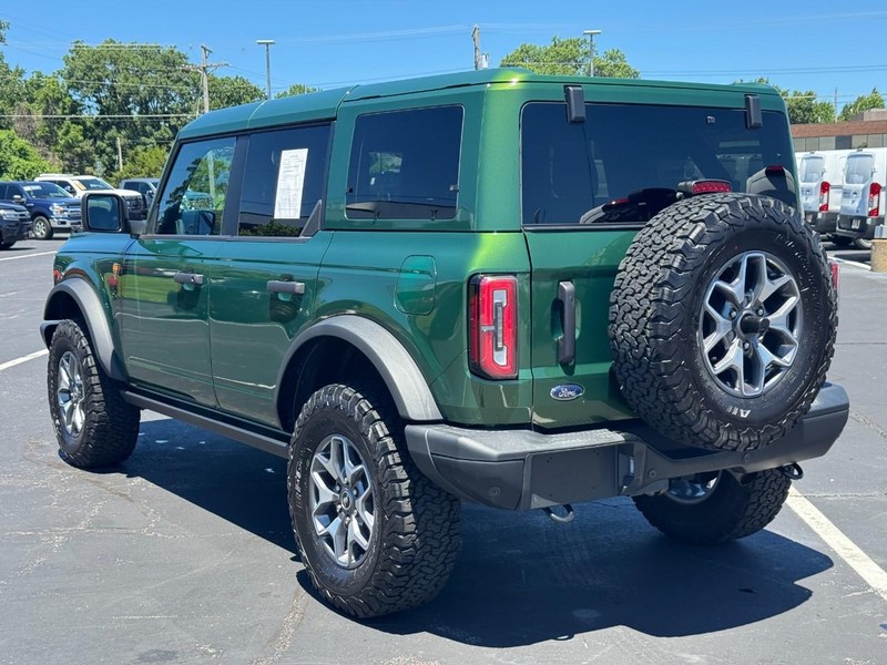 Ford Bronco Vehicle Full-screen Gallery Image 06