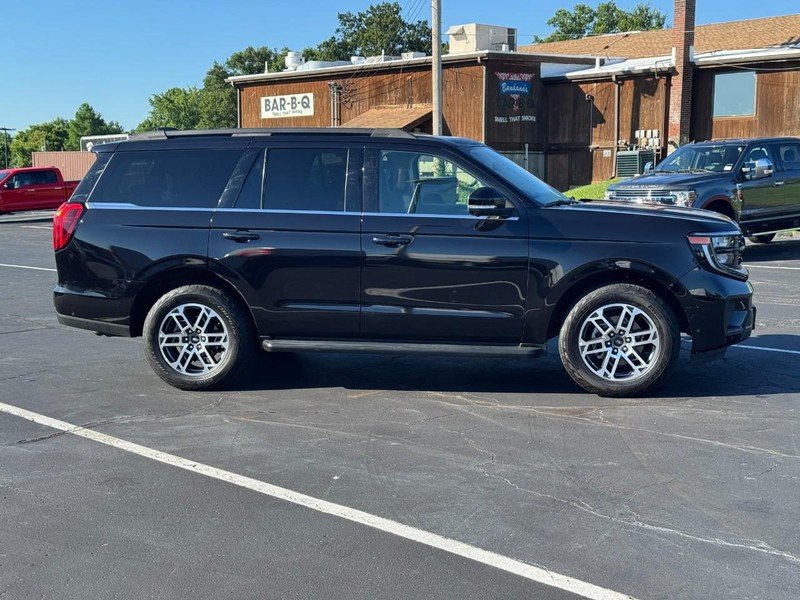 Ford Expedition Vehicle Full-screen Gallery Image 02