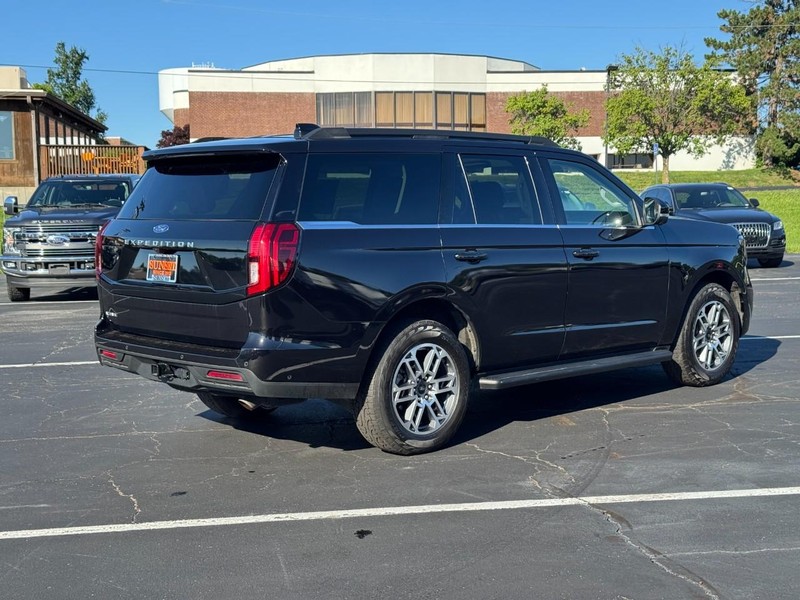 Ford Expedition Vehicle Full-screen Gallery Image 03
