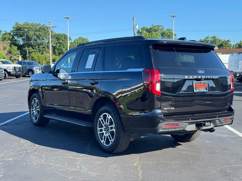 Ford Expedition Vehicle Full-screen Gallery Image 08