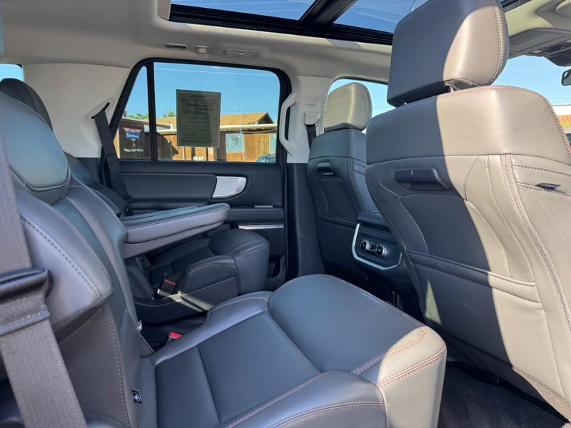 Ford Expedition Vehicle Full-screen Gallery Image 13