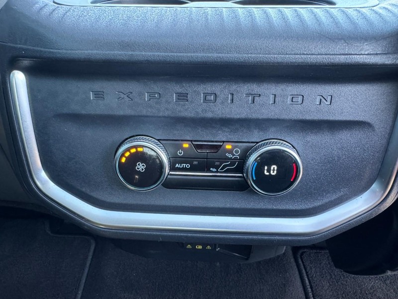Ford Expedition Vehicle Full-screen Gallery Image 14