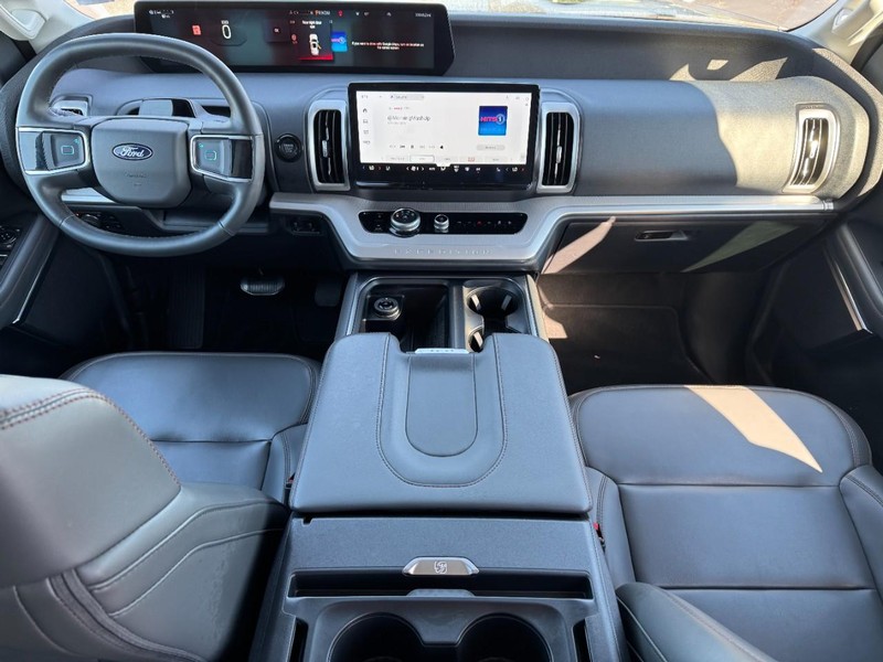 Ford Expedition Vehicle Full-screen Gallery Image 15