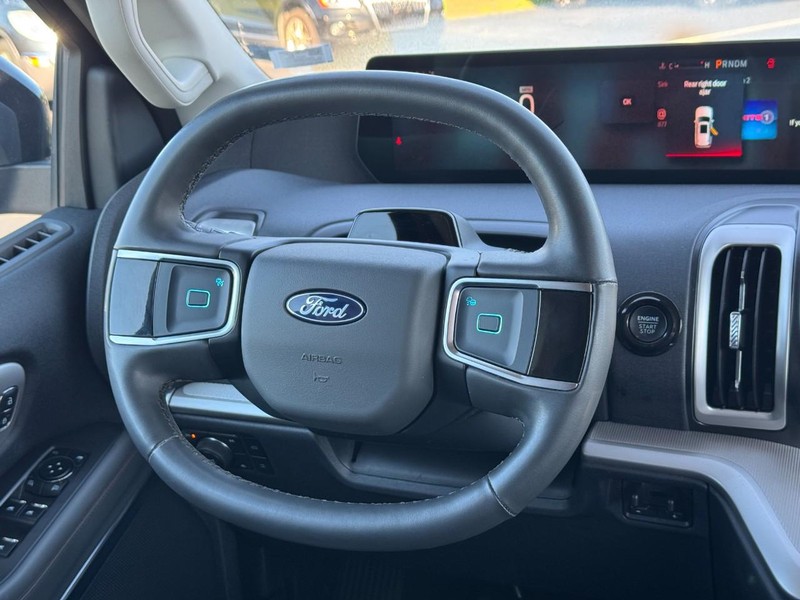 Ford Expedition Vehicle Full-screen Gallery Image 16