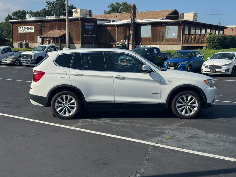 BMW X3 Vehicle Full-screen Gallery Image 02