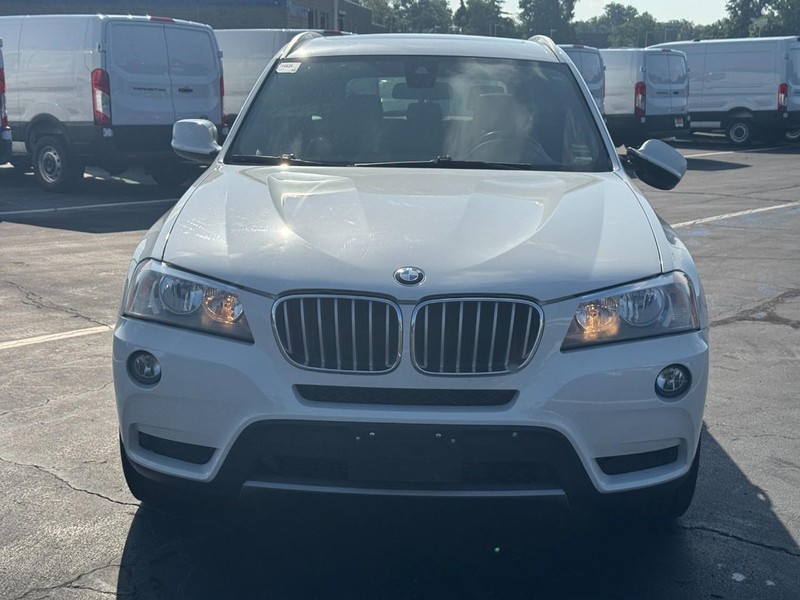 BMW X3 Vehicle Full-screen Gallery Image 10