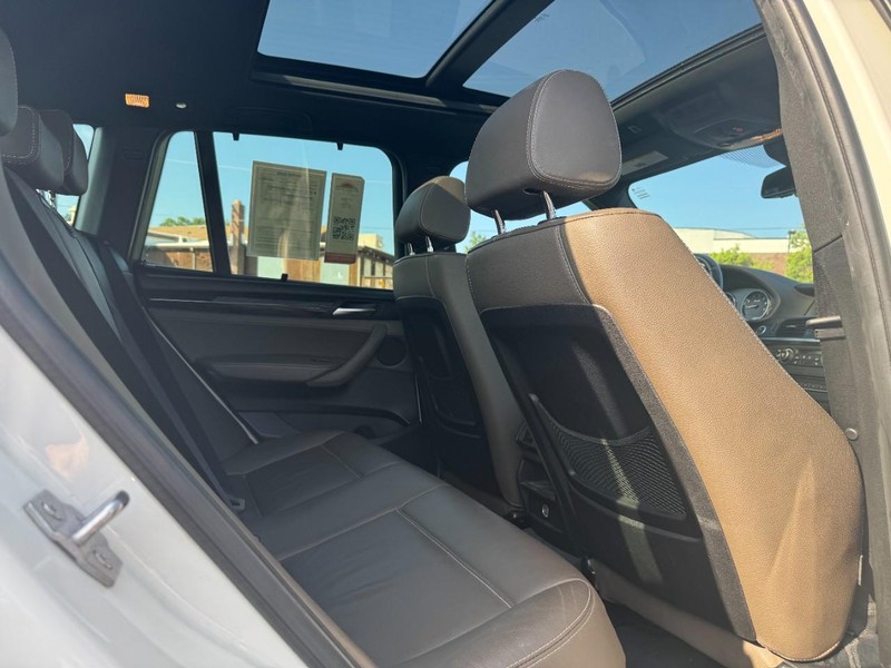 BMW X3 Vehicle Full-screen Gallery Image 11