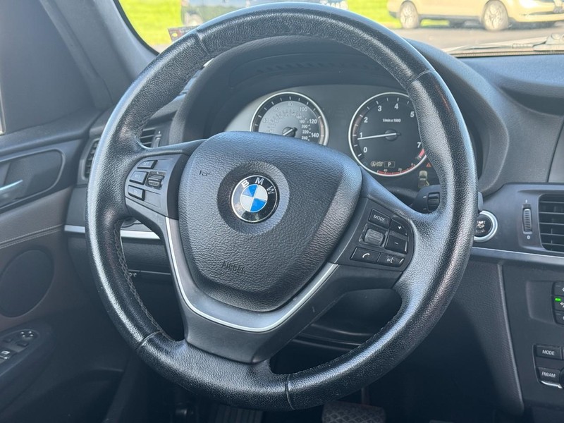BMW X3 Vehicle Full-screen Gallery Image 13