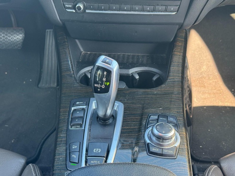 BMW X3 Vehicle Full-screen Gallery Image 15