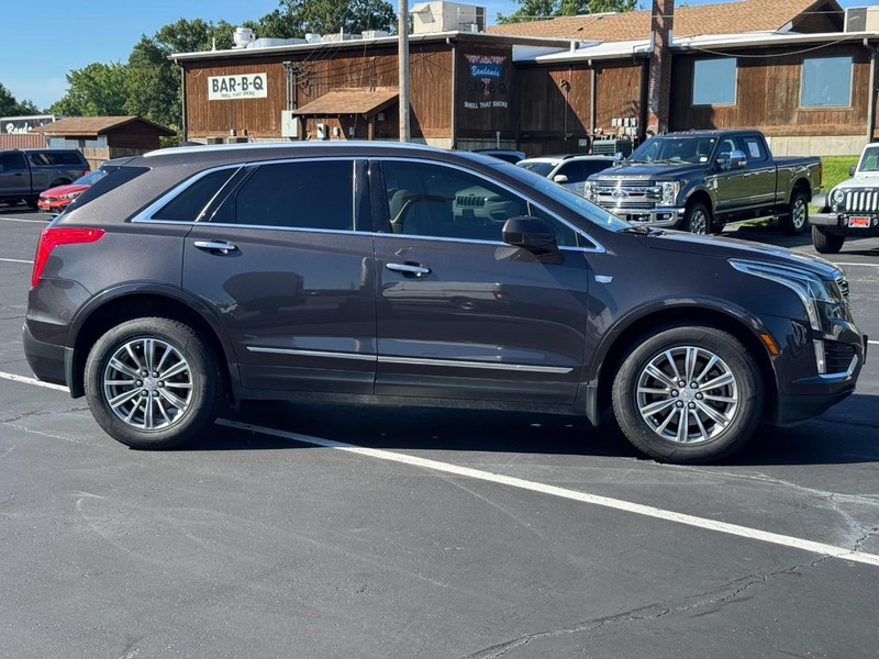 Cadillac XT5 Vehicle Full-screen Gallery Image 02