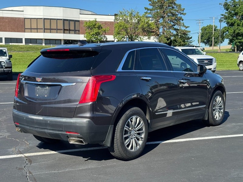 Cadillac XT5 Vehicle Full-screen Gallery Image 03