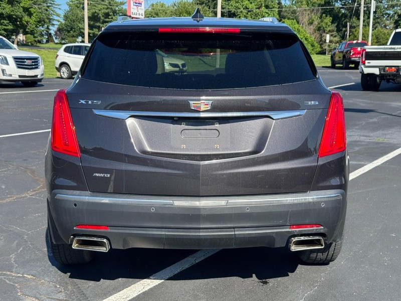 Cadillac XT5 Vehicle Full-screen Gallery Image 05