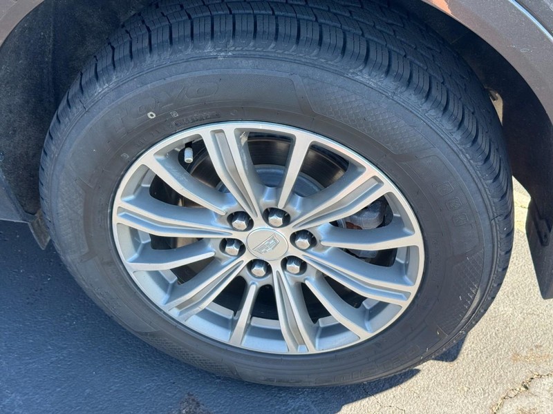 Cadillac XT5 Vehicle Full-screen Gallery Image 07