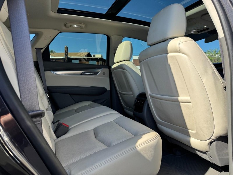 Cadillac XT5 Vehicle Full-screen Gallery Image 10