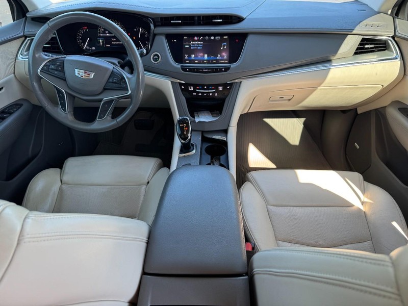 Cadillac XT5 Vehicle Full-screen Gallery Image 11