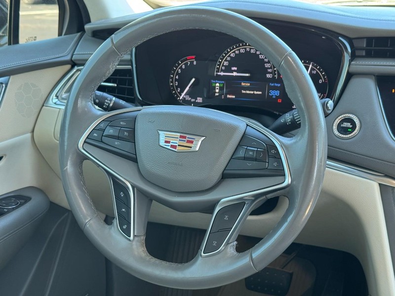 Cadillac XT5 Vehicle Full-screen Gallery Image 12
