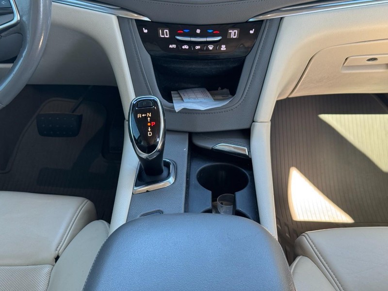 Cadillac XT5 Vehicle Full-screen Gallery Image 14