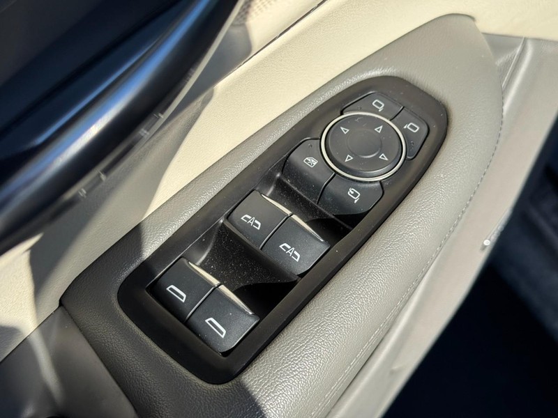 Cadillac XT5 Vehicle Full-screen Gallery Image 15