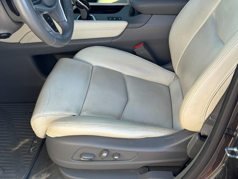 Cadillac XT5 Vehicle Full-screen Gallery Image 16