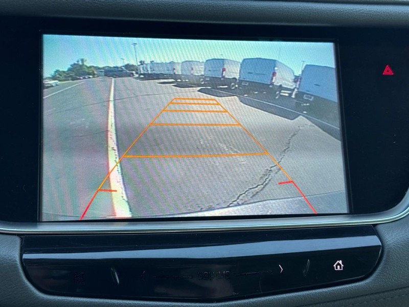 Cadillac XT5 Vehicle Full-screen Gallery Image 24