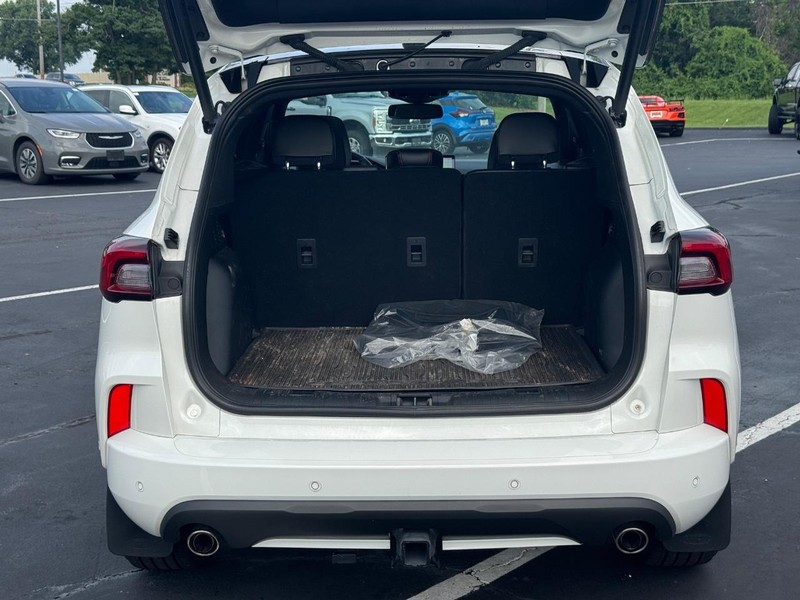 Ford Escape Vehicle Full-screen Gallery Image 04