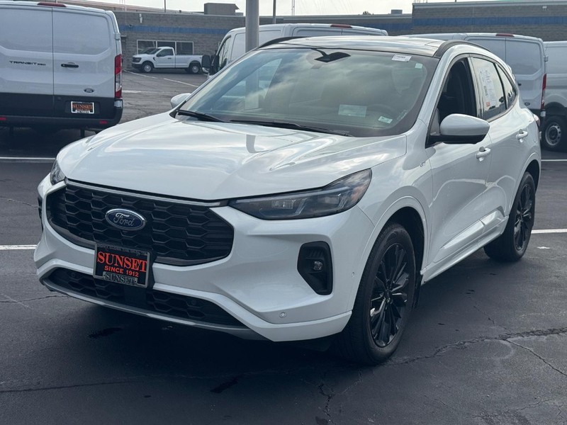 Ford Escape Vehicle Full-screen Gallery Image 10