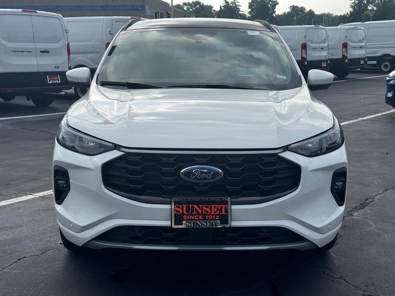 Ford Escape Vehicle Full-screen Gallery Image 11