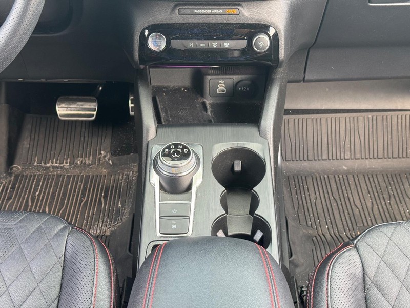 Ford Escape Vehicle Full-screen Gallery Image 16