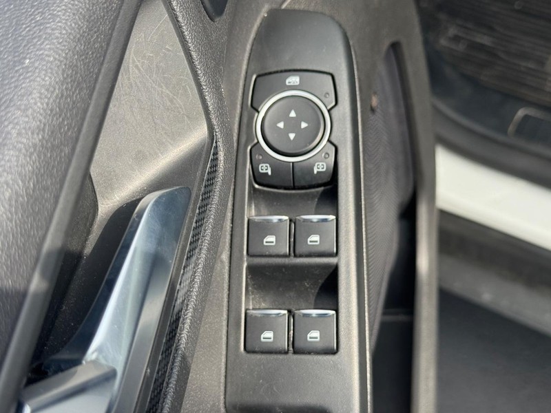 Ford Escape Vehicle Full-screen Gallery Image 17