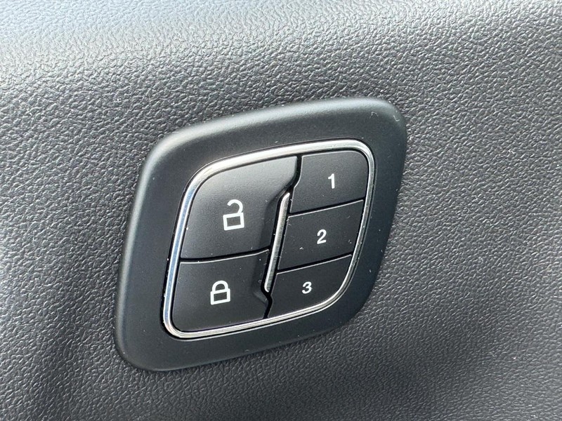 Ford Escape Vehicle Full-screen Gallery Image 18