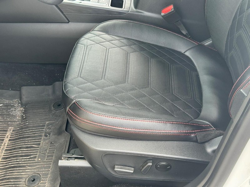 Ford Escape Vehicle Full-screen Gallery Image 19