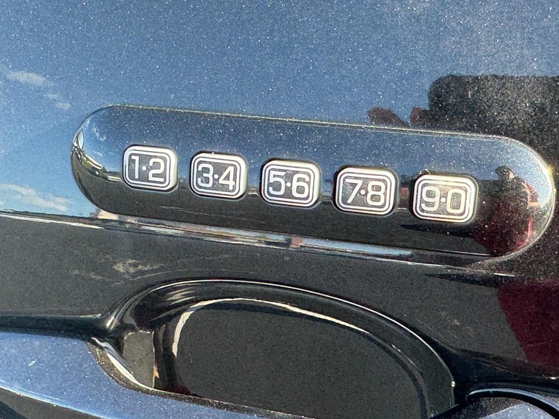 Ford Edge Vehicle Full-screen Gallery Image 15