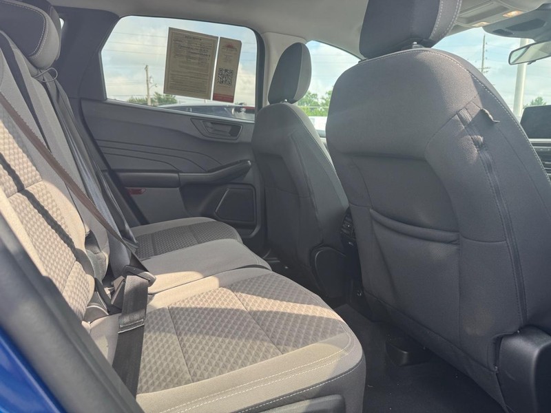 Ford Escape Vehicle Full-screen Gallery Image 10
