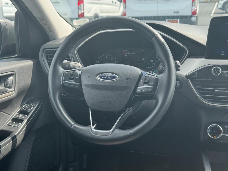 Ford Escape Vehicle Full-screen Gallery Image 12