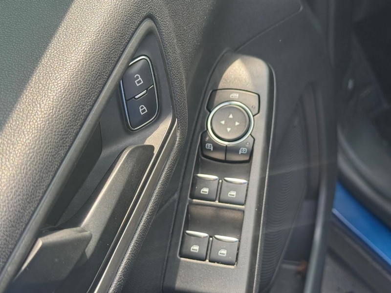 Ford Escape Vehicle Full-screen Gallery Image 16
