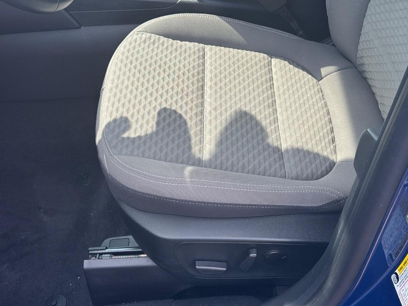 Ford Escape Vehicle Full-screen Gallery Image 17