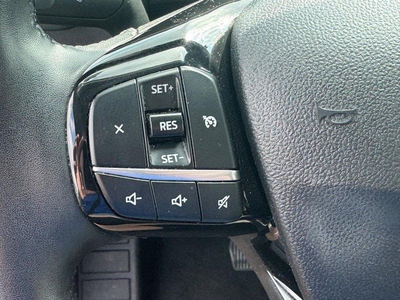 Ford Escape Vehicle Full-screen Gallery Image 18