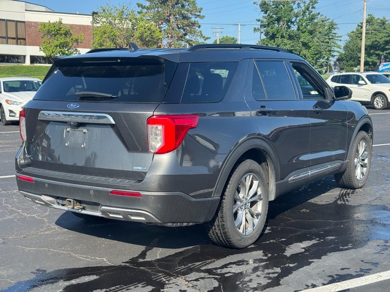 Ford Explorer Vehicle Full-screen Gallery Image 03