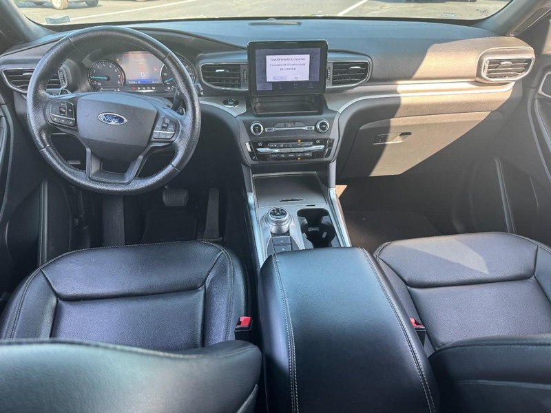Ford Explorer Vehicle Full-screen Gallery Image 11