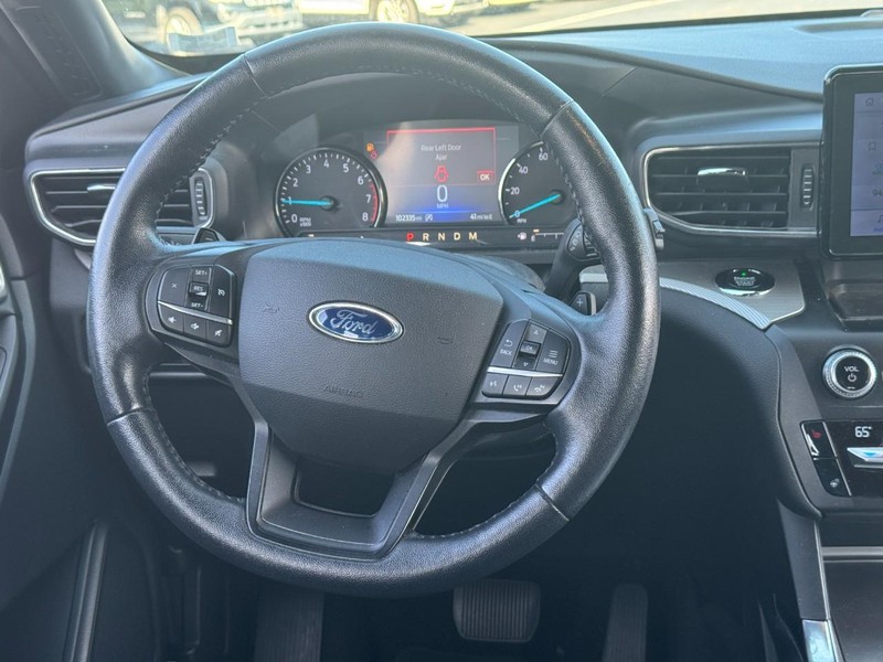 Ford Explorer Vehicle Full-screen Gallery Image 12