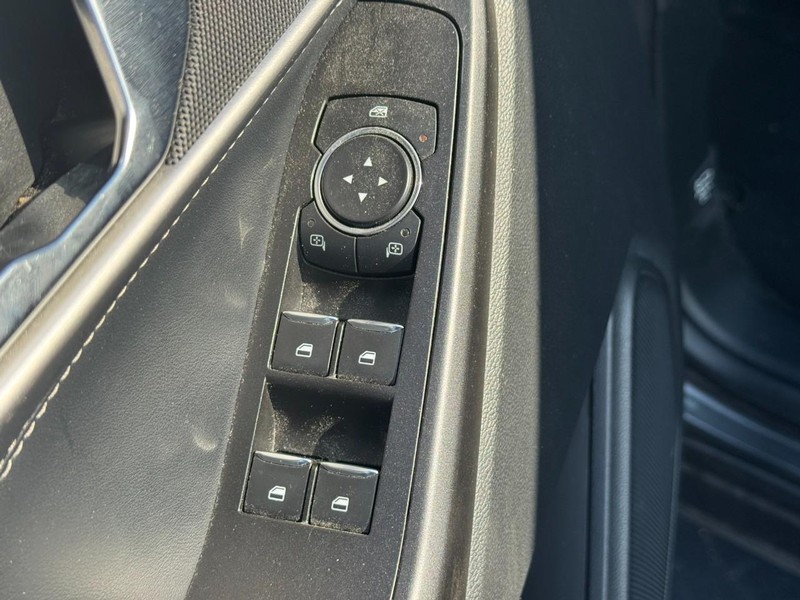Ford Explorer Vehicle Full-screen Gallery Image 15